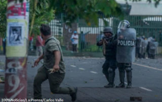 Autoconvocado con tira piedras como arma