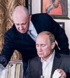 Prigozhin atendiendo a Putin en un restaurante de su propiedad
